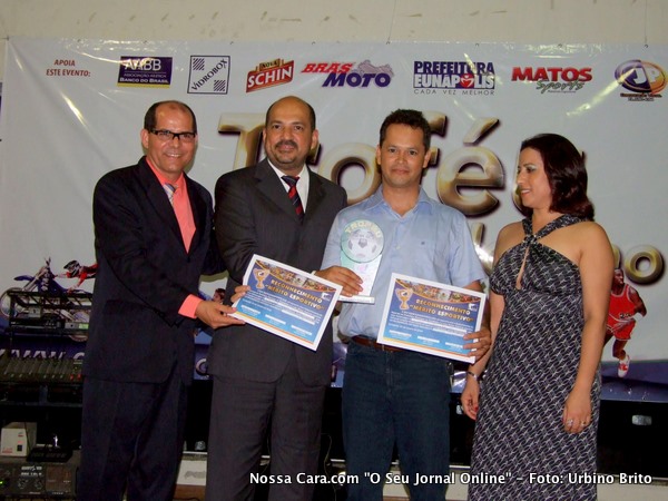 Abissay (Distribuidora Checon) recebe a homengem de Davi Matos (de oculos) Rob&eacute;rio Oliveira e Cl&aacute;udia Oliveira