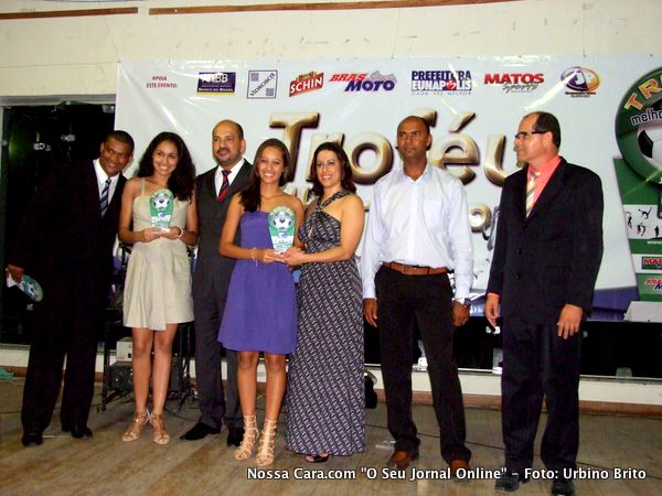 As meninas da GR Priscila e Iany Nunes recebendo o trof&eacute;u de melhores do ano