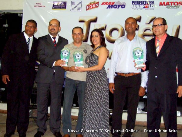 O t&eacute;cnico de futsal Artur Nunes recebe a homenagem de Claudia Oliveira, Rob&eacute;rio Oliveira, Luciano Santos, Ubaldo Suzart e Davi Matos