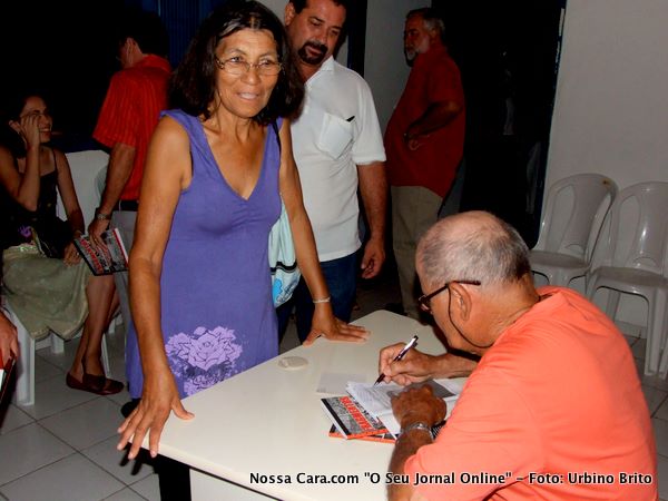Otavino autografa o livro para a ex vereadora Iracy do PT 