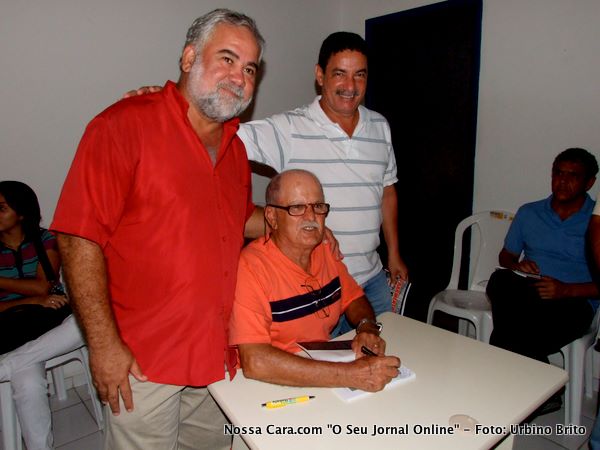Otavino em noite de aut&oacute;grafos ladeado por pelos vereadores Luacas Leite (PT - Eun&aacute;polis) e Gilvan Flor&ecirc;ncio (PT - Porto Seguro)
