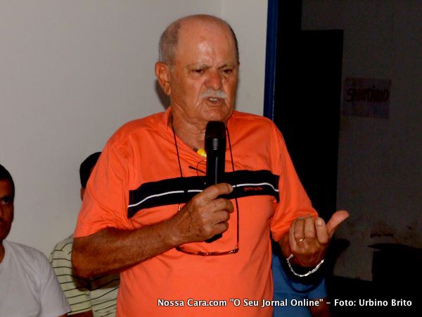 Otavino no momento em que proferia seu discurso ap&oacute;s os aut&oacute;grafos