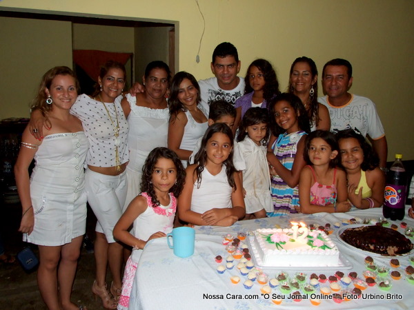 Aqui toda a fam&iacute;lia no momento em que se comemorava o anivers&aacute;rio de Mariana Bahia