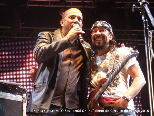 O prefeito de Eun&aacute;polis Rob&eacute;rio Oliveira com o cantor Bel Marques durante o show do Chiclete com Banana