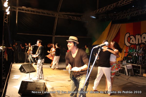 Banda Cangaia de Jegue liderada pelo m&uacute;sico Norberto durante sua apresenta&ccedil;&atilde;o