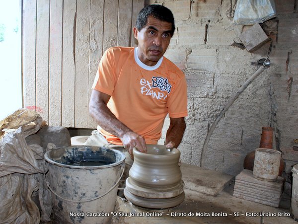O artes&atilde;o Jos&eacute; Roberto exculpindo uma de suas obras sigam nas fotos seguintes como a obra vai se formando