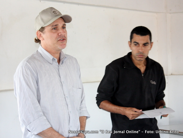 Gelton Freitas (bon&eacute;) e Monreno Seguche durante a reuni&atilde;o do Comdau