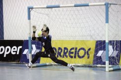 Matheus defendeu um p&ecirc;nalti com o rosto - Foto: Zerosa Filho - CBFS