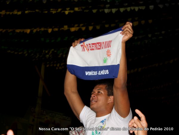 Jovem mostra uma feixa durante o show