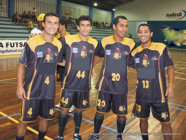 Da es/direita Mauricio (Maumau), Leozinho, Dudu e Arag&atilde;o posam para a nossa lente antes da partida 
