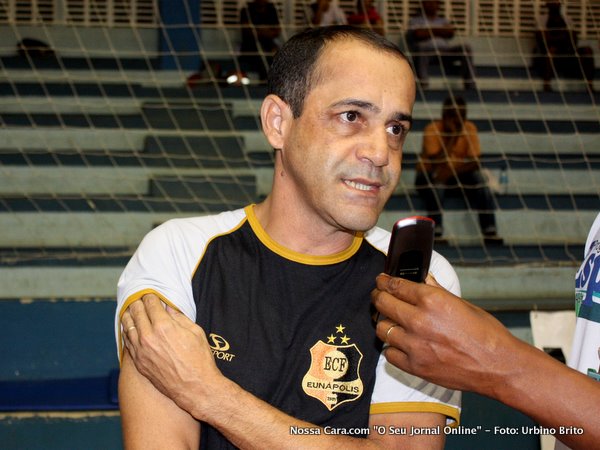 Artur Nunes o t&eacute;cnico do time de Eun&aacute;polis sendo entrevista pelo companheiro Xinha da 104FM Vida