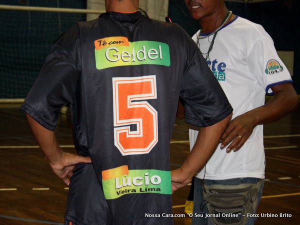 Na camisa da equipe de Wenceslau Guimar&atilde;es propaganda eleitoral do candidato Gedel Vieira Lima