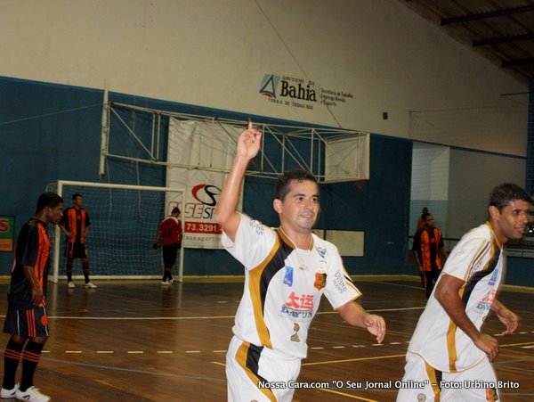 O jogador Butico comemora mais um gol da equipe eunapolitana