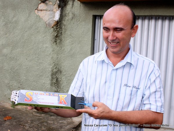 O inventor Geovaldo V. Miranda exibe para a nossa lente o parelho inventado por ele