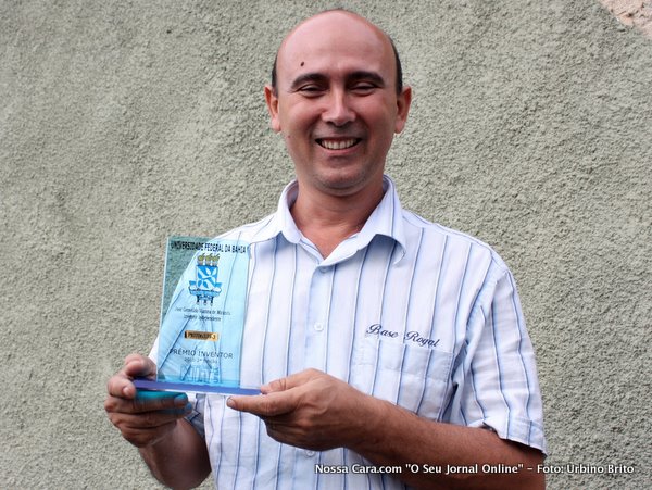 O inventor exibe para a nossa equipe o trof&eacute;u recebido do N&uacute;cleo de Tecnol&oacute;gia da Universidade Federal da Bahia