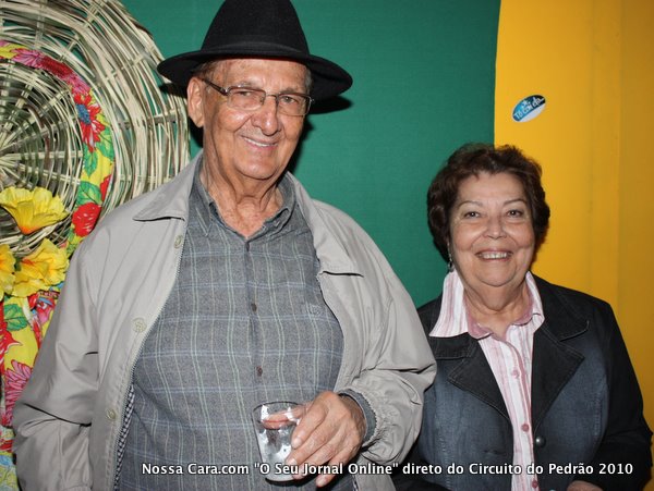 O porfessor Jairo Pereira e a esposa curtindo o Pedr&atilde;o 2010
