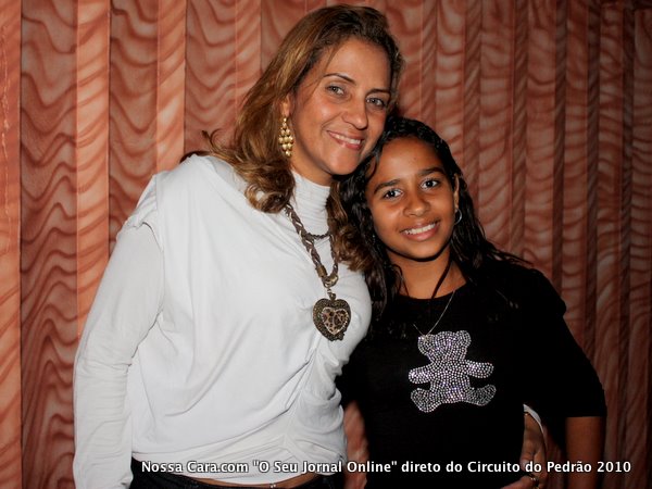 Maisa Bahia e Mariana Bahia m&atilde;e e filha curtindo a festa