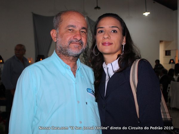 O diretor do jornal eletr&ocirc;nico Nossa Cara.com, com a jovem Michele Ribeiro do Sulbahianews.com.br