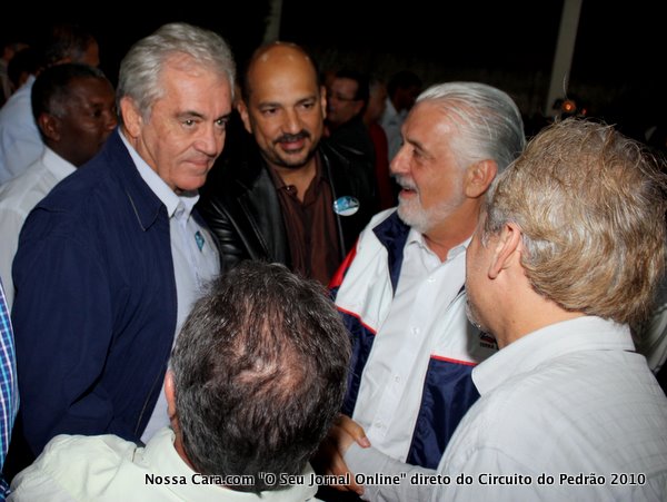Oto Alencar, Rob&eacute;rio Oliveira (centro) e o governador Jaques Wagner 