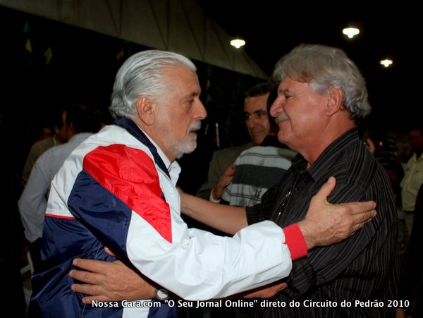 Aldair Neder sendo cumprimentado pelo governador Wagner
