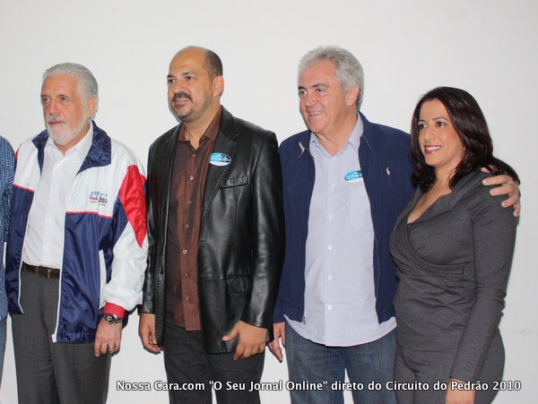 Jaques Wagner, Rob&eacute;rio Oliveira, Oto Alencar e Cl&aacute;udia  Oliveira posam para a nossa lente
