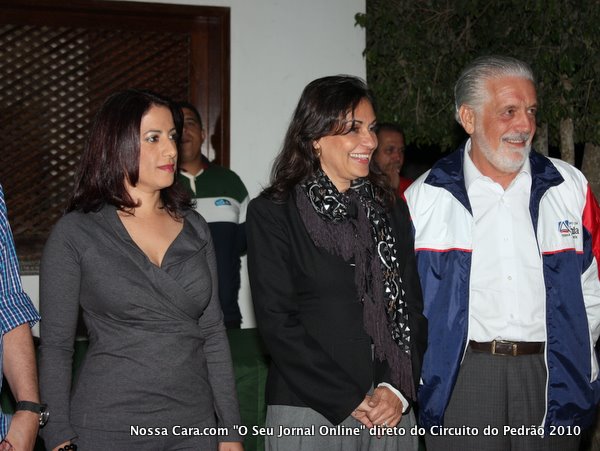 Cl&aacute;udia Oliveira, F&aacute;tima Wagner, e o governador Wagner, obeservam a apresenta&ccedil;&atilde;o de um grupo folclorico