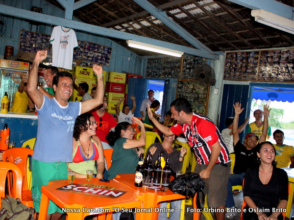 Vibra&ccedil;&atilde;o da torcida que lotou o Bar do Paraiba durante o gol do Brasil