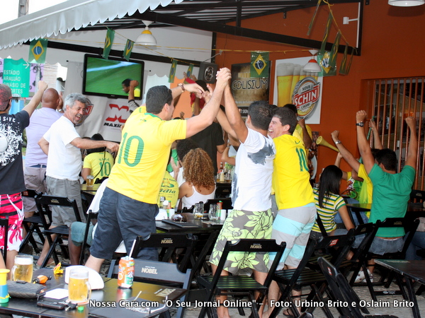 A torcida no Bar Coliseu tamb&eacute;m festeja e vibra com o gol do Brasil