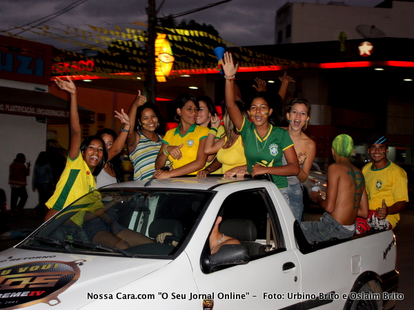 Garotas desfilam de carro depois do jogo vibrando com a vit&oacute;ria do Brasil