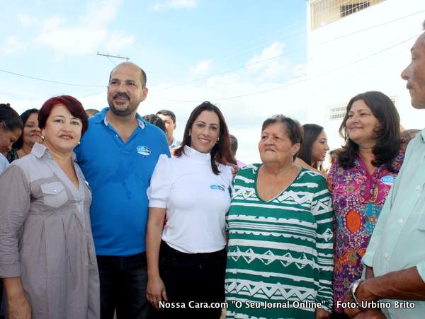 Maria Menezes, Rob&eacute;rio Oliveira, Cl&aacute;udia Oliveira, Dilma Gramacho e Ruthe Contadora posam para a nossa lente no momento da chegada de Cl&aacute;udia