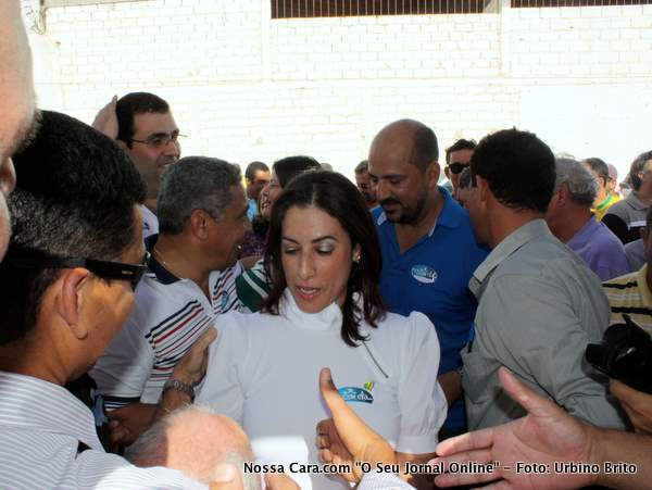 Momento em que Cl&aacute;udia Oliveira chega ao S&iacute;tio do Toco e &eacute; cumprimentada pelos amigos