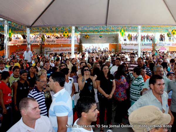 As pessoas se acomodam dentro do S&iacute;tio do Toco esperando a chegada da candidata e comitiva