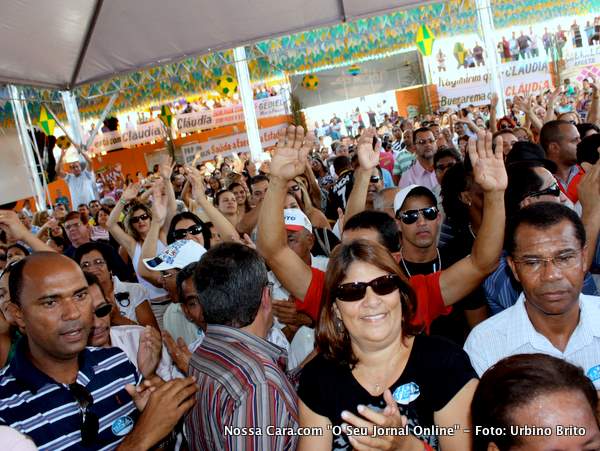 Nesta imagem os amigos e o povo que foram levar seu apoio a Cl&aacute;udia Oliveira, lotou o S&iacute;tio do Toco