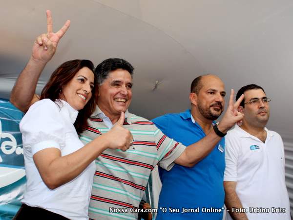 O ex prefeito de Porto Seguro J&acirc;nio Natal com Cl&aacute;udia faz o V da vit&oacute;ria