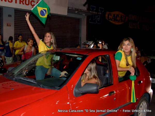 Muita gente bonita desfilando nos autom&oacute;veis e vibrando com a vit&oacute;ria brasileira