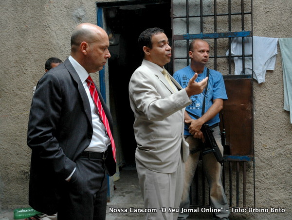 Nesta imagem o Dr. Otaviano juntamente com juiz o Corregedor do Tribunal de Justi&ccedil;a da Bahia (TJ-BA), Cl&aacute;udio Daltro falam aos presos