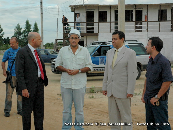 Aqui Dr. Cl&aacute;udio Daltro (terno escuro) Dr. Otaviano Sobrinho (terno claro) e Dr. Rodolfo Faro conversam com o engenheiro da obra (de capacete no centro)