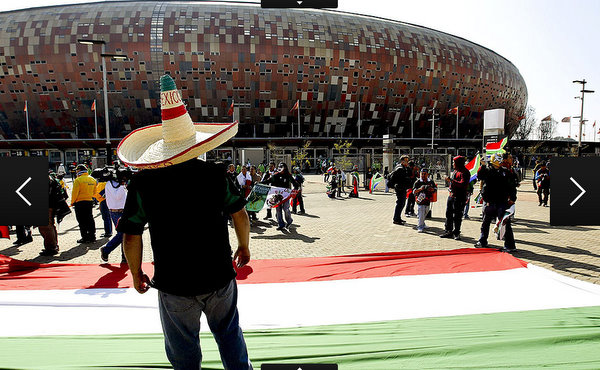   Torcedores chegam animados para a grande estreia no est&aacute;dio Soccer City - Foto: Ag&ecirc;ncia  EFE