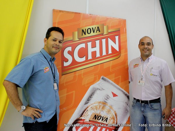 O gerente de vendas da Schin Abissay e um funcion&aacute;rio posam junto a um cartaz durante a coletiva do Pedr&atilde;o