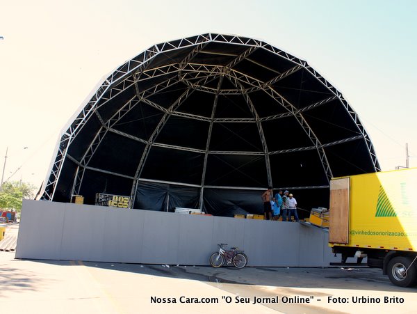 Palco principal este ano est&aacute; sendo usado um tipo de palco com cobertura diferente