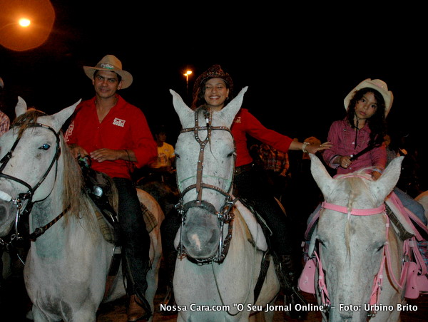 Arildo Bahia e Fernanda sua esposa e a filhinha durante a cavalgada