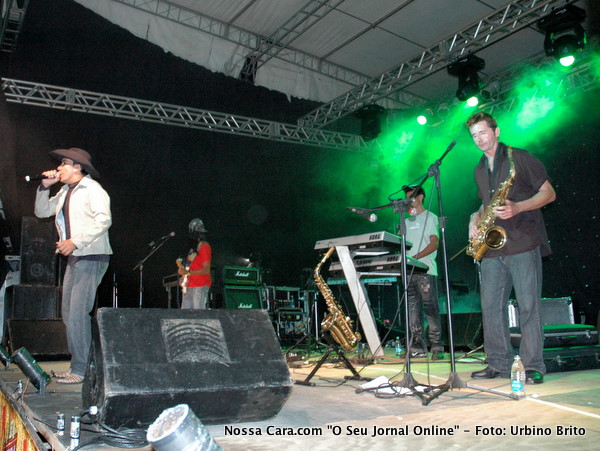 Momento do belo show do cantor Carlos Aguiar e banda que abriram a parte musical da festa 