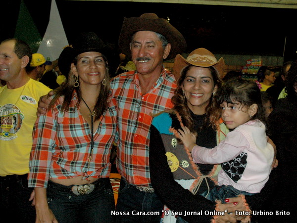 Maisa Bahia, Ailton Bahia e Marisa Bahia com a filha Beatriz curtindo o sucesso da cavalgada