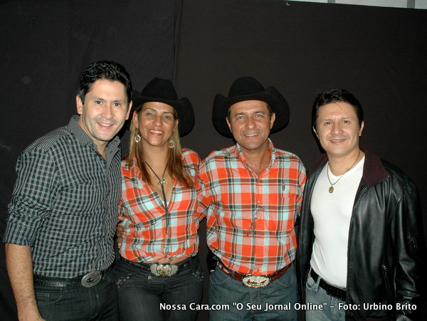 Carlos Alberto e Maisa Bahia organizadores da cavalgada no camarim com a dupla Gian & Giovani
