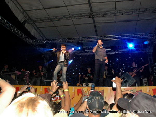 Momento do show da banda Gian e Giovani que levou o p&uacute;blico ao delirio