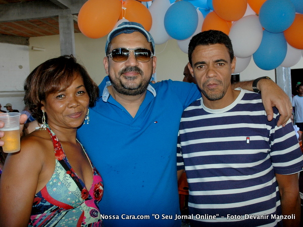 A gari Filu aqui com o prefeito Rob&eacute;rio Oliveira e o vereador Z&eacute; Miranda durante a comemora&ccedil;&atilde;o  