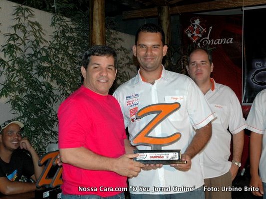 Aurora recebendo o trof&eacute;u das m&atilde;os de Thiago Gava