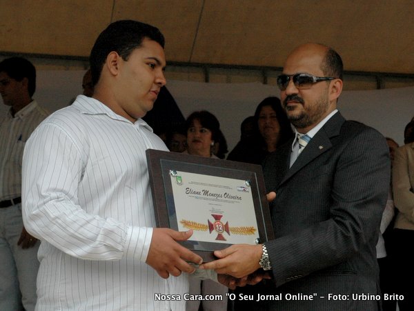 Ricardo Prado, recebe do prefeito Rob&eacute;rio Oliveira a comenda representando Eliane Meneses que estava em viagem 