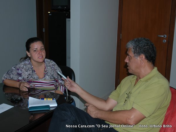 Roberta Tutruti, coordenadora da comiss&atilde;o sendo entrevistada por Teoney Guerra
