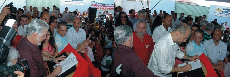 Momento em que o governador da Bahia Jaques Wagner e o prefeito de Eun&aacute;polis Rob&eacute;rio Oliveira assinam v&aacute;rios conv&ecirc;nios